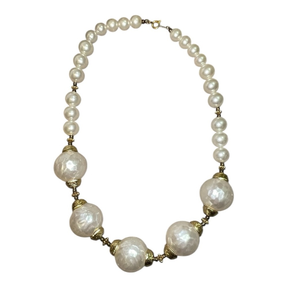 Elegant Pearl and Gold Women's Necklace - Picture 6 of 6